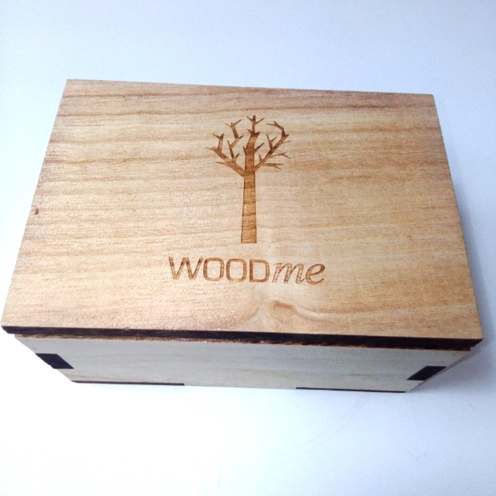 Beautiful elegant green watch with stretchy bracelet set & wooden box holder.